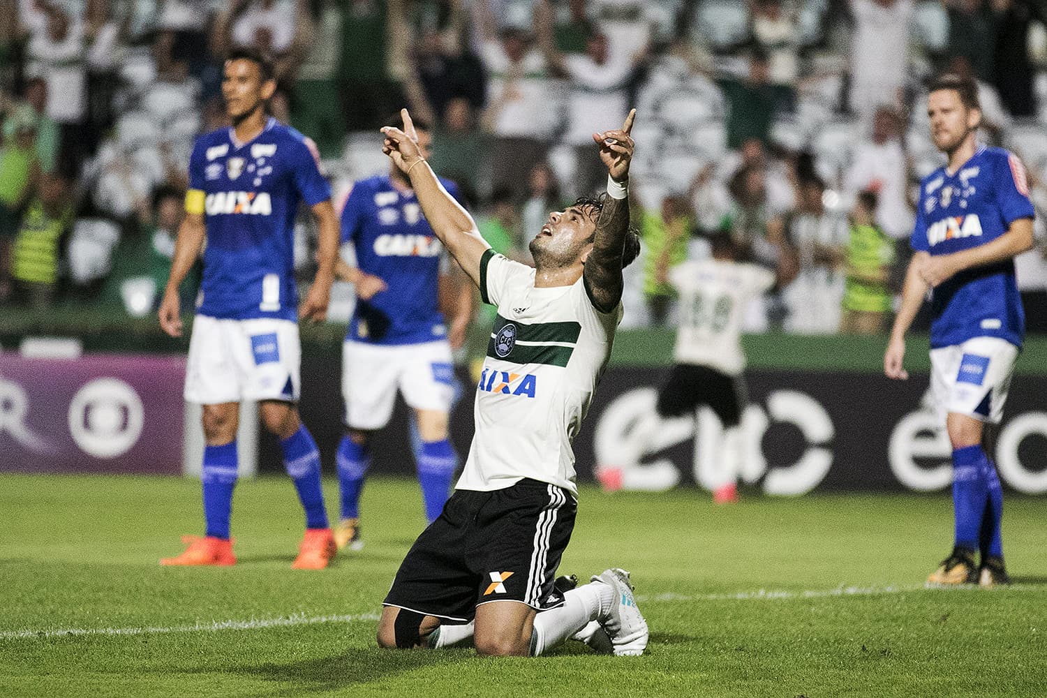 Henrique Almeida, do Coritiba, comemora o gol durante partida