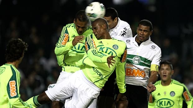 Coritiba e Palmeiras fizeram um duelo disputado e de pouca qualidade técnica