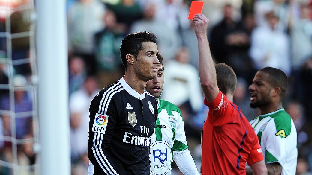 Cristiano Ronaldo deixa o campo depois de ser expulso contra o Athletic Bilbao