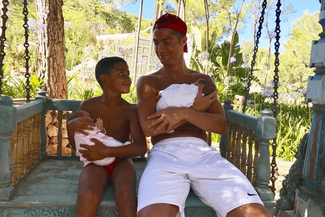 Cristiano Ronaldo publica foto com filhos no Instagram