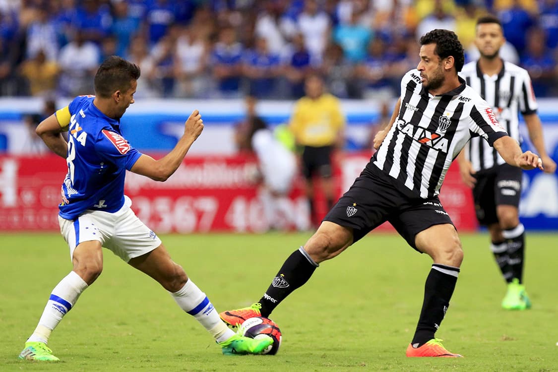 Disputa de bola no primeiro jogo da final do Campeonato Mineiro ente Cruzeiro e Atlético MG, no Mineirão