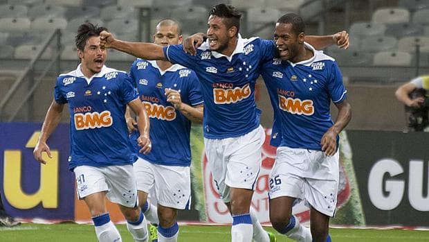 Léo festeja após marcar gol em partida entre Cruzeiro e Vitória