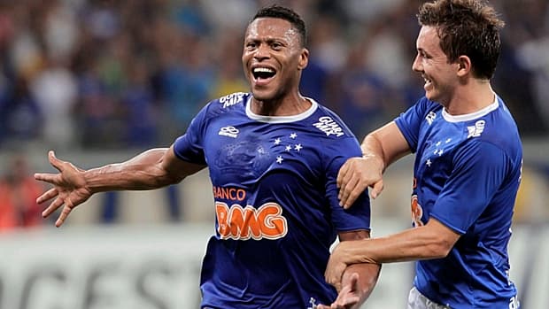 Julio Baptista e Dagoberto comemoram gol do Cruzeiro no Mineirão