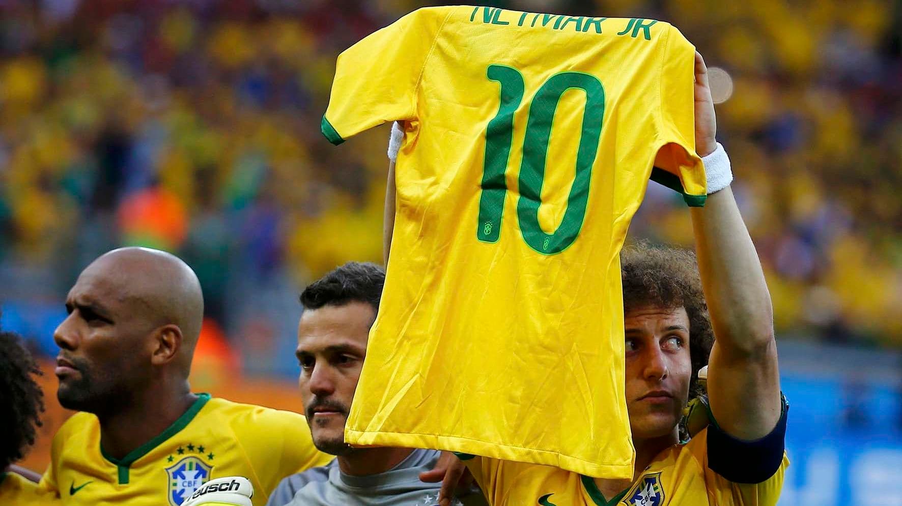 HOMENAGEM David Luiz ergue a 10 de Neymar antes da goleada, mas os alemães parecem não ter ligado muito