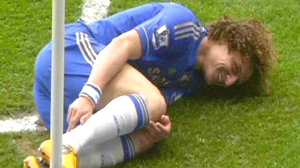 David Luiz leva pontapé, finge contusão, provoca expulsão do rival e dá risada
