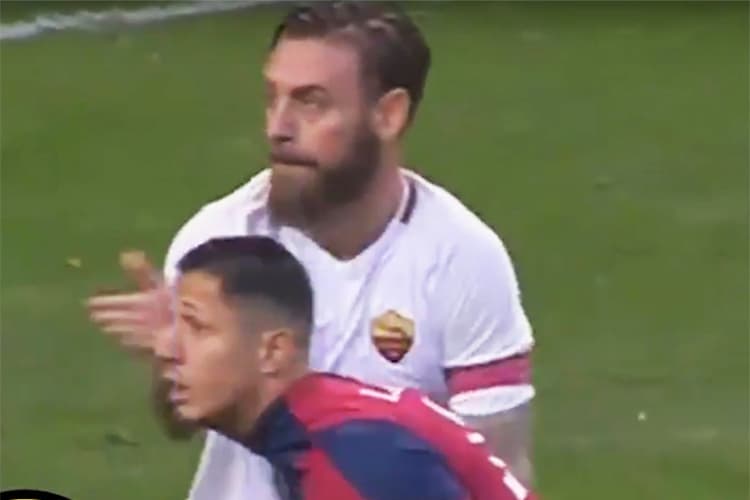 O jogador Daniele De Rossi, da Roma, acerta tapa em jogador do Genoa, durante partida válida pelo Campeonato Italiano - 26/11/2017