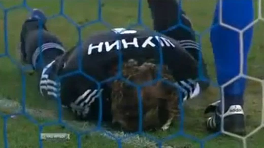 O goleiro do Dínamo, Shunin, ficou ferido no jogo contra o Zenit