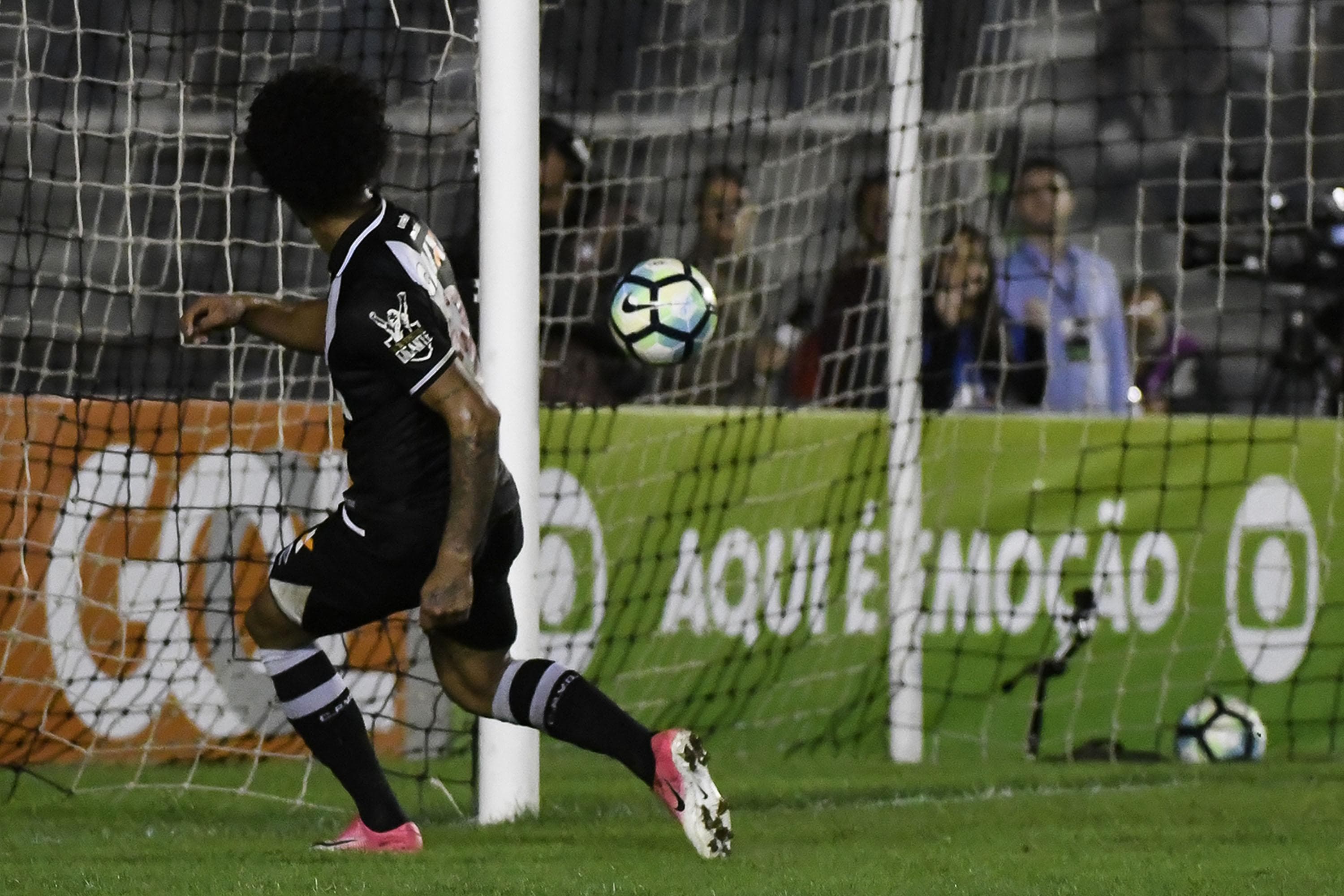 Douglas marcou um dos gols do Vasco na vitória sobre o Sport