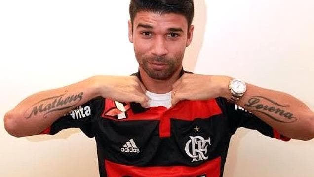Eduardo da Silva posa com a camisa do Flamengo