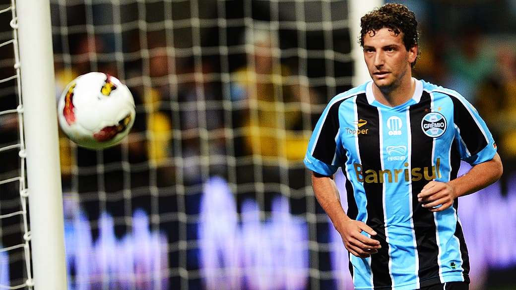 Elano durante partida entre Hamburgo e Grêmio na inauguração da Arena, em Porto Alegre