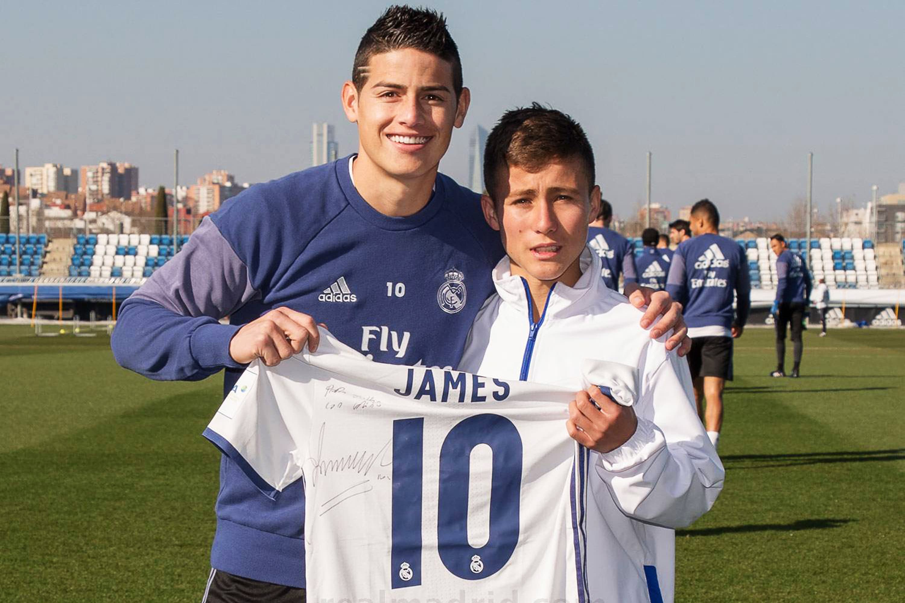 Anjo da Chape conhece elenco do Real Madrid