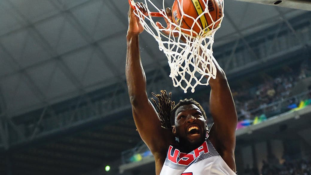 O americano Kenneth Faried "enterra" a bola no jogo contra a Lituânia, no Mundial de Basquete na Espanha