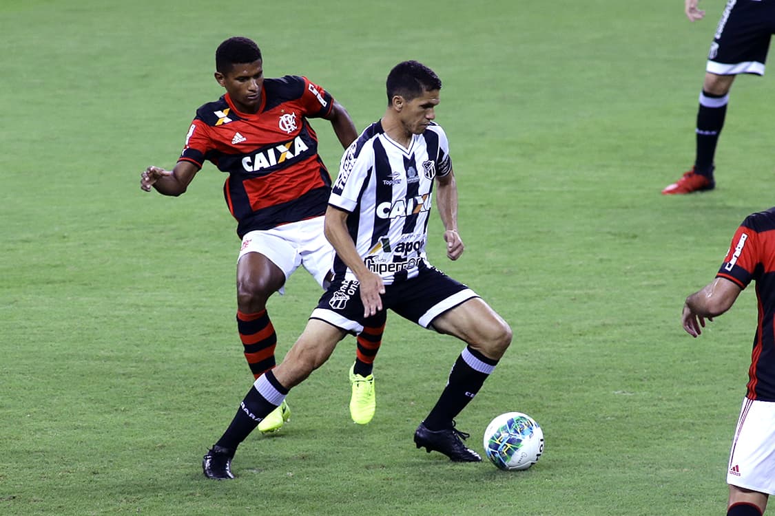 Os jogadores Juan e Magno Alves durante a partida entre Ceará e Flamengo, válida pela Copa Primeira Liga 2017, no Estádio Arena Castelão em Fortaleza