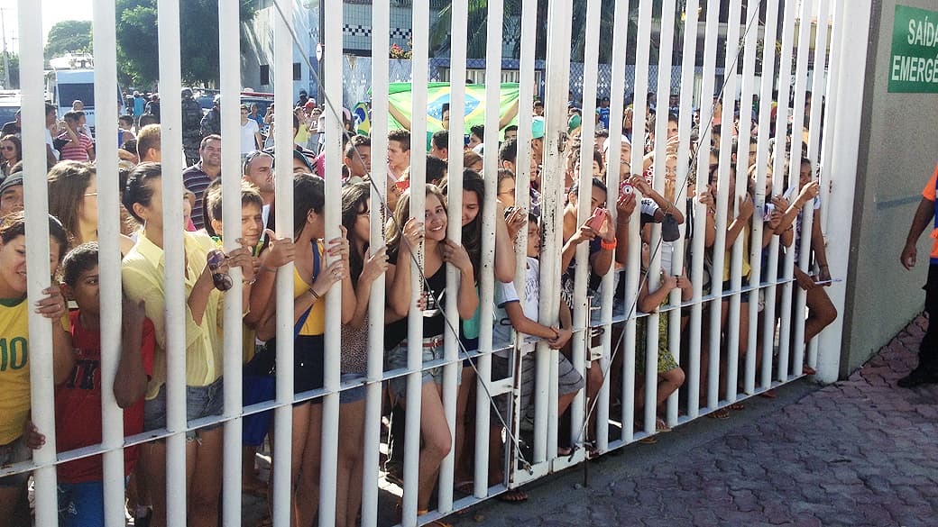 Torcida do lado de fora do estádio Presidente Vargas, em Fortaleza, no treino da seleção