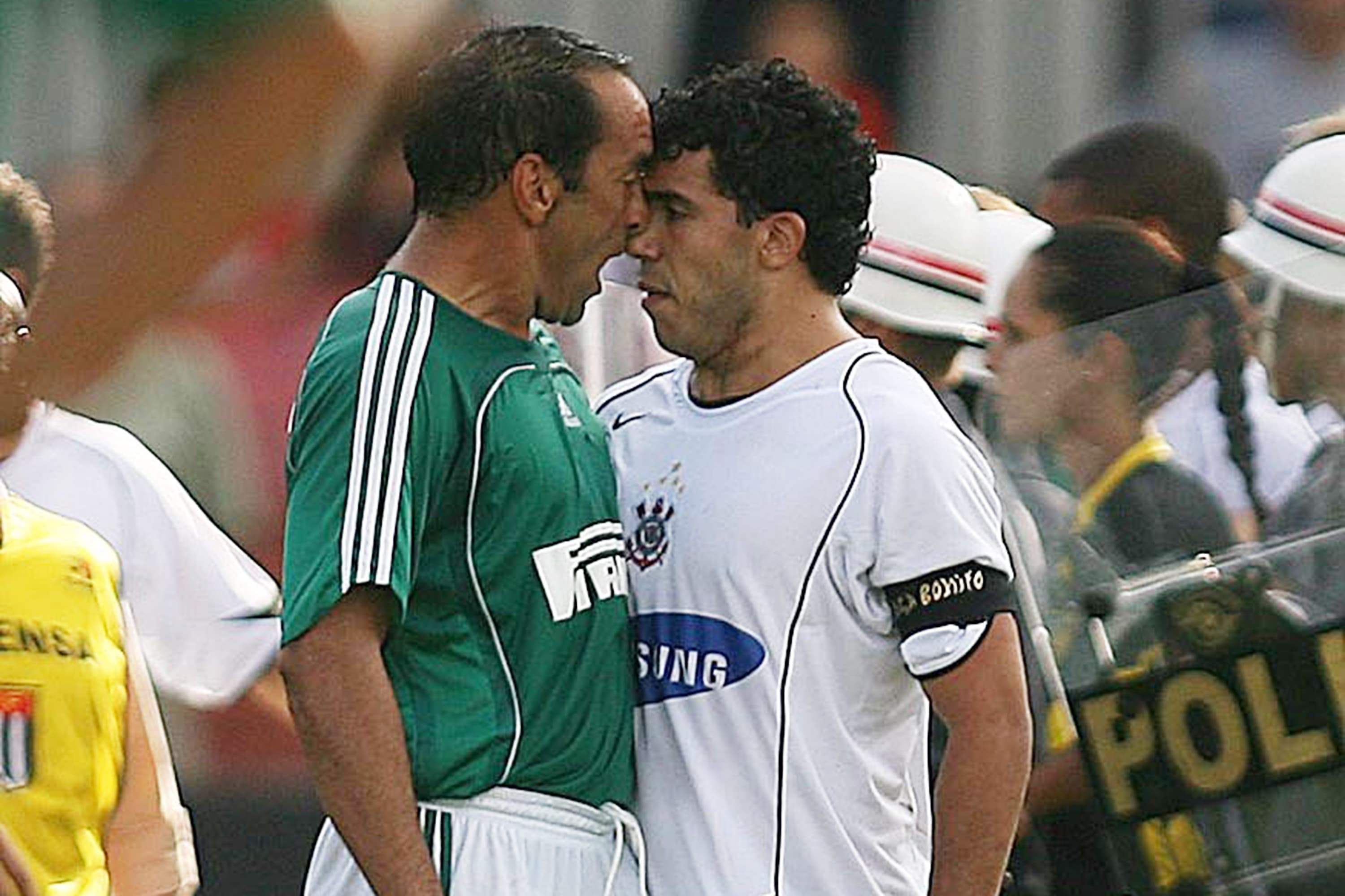 Edmundo e Tevez discutem durante clássico