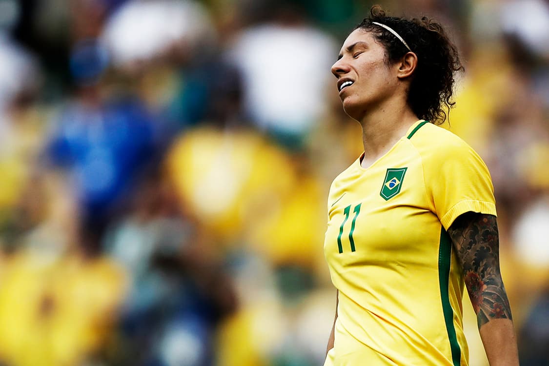 Cristiane lamenta após perder pênalti contra a Suécia