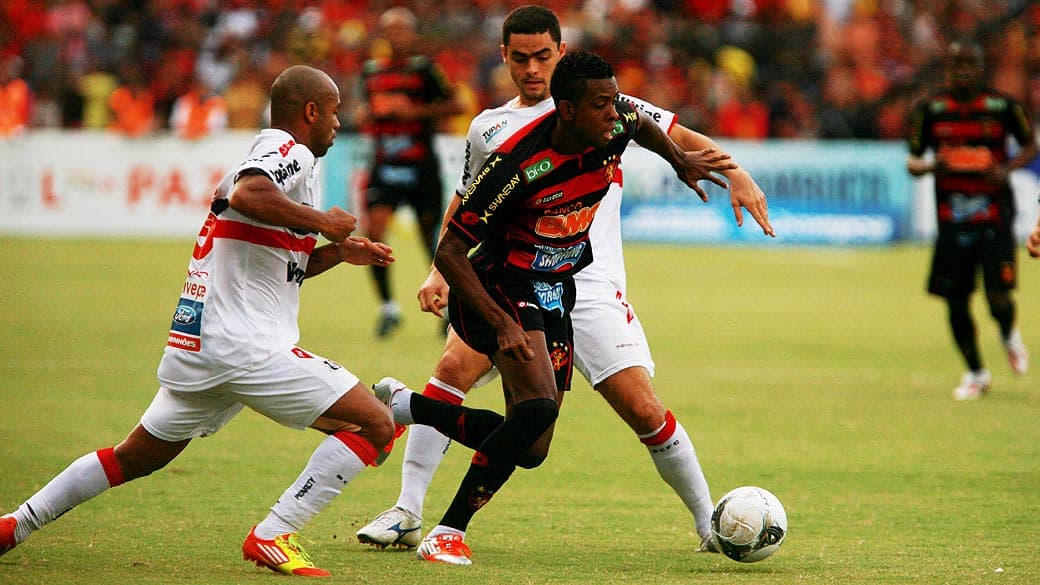 O jogador Moacir do Sport durante a partida entre Sport e Santa Cruz válida pela final do Campeonato Pernambucano 2013 no Estádio do Ilha do Retiro em Recife