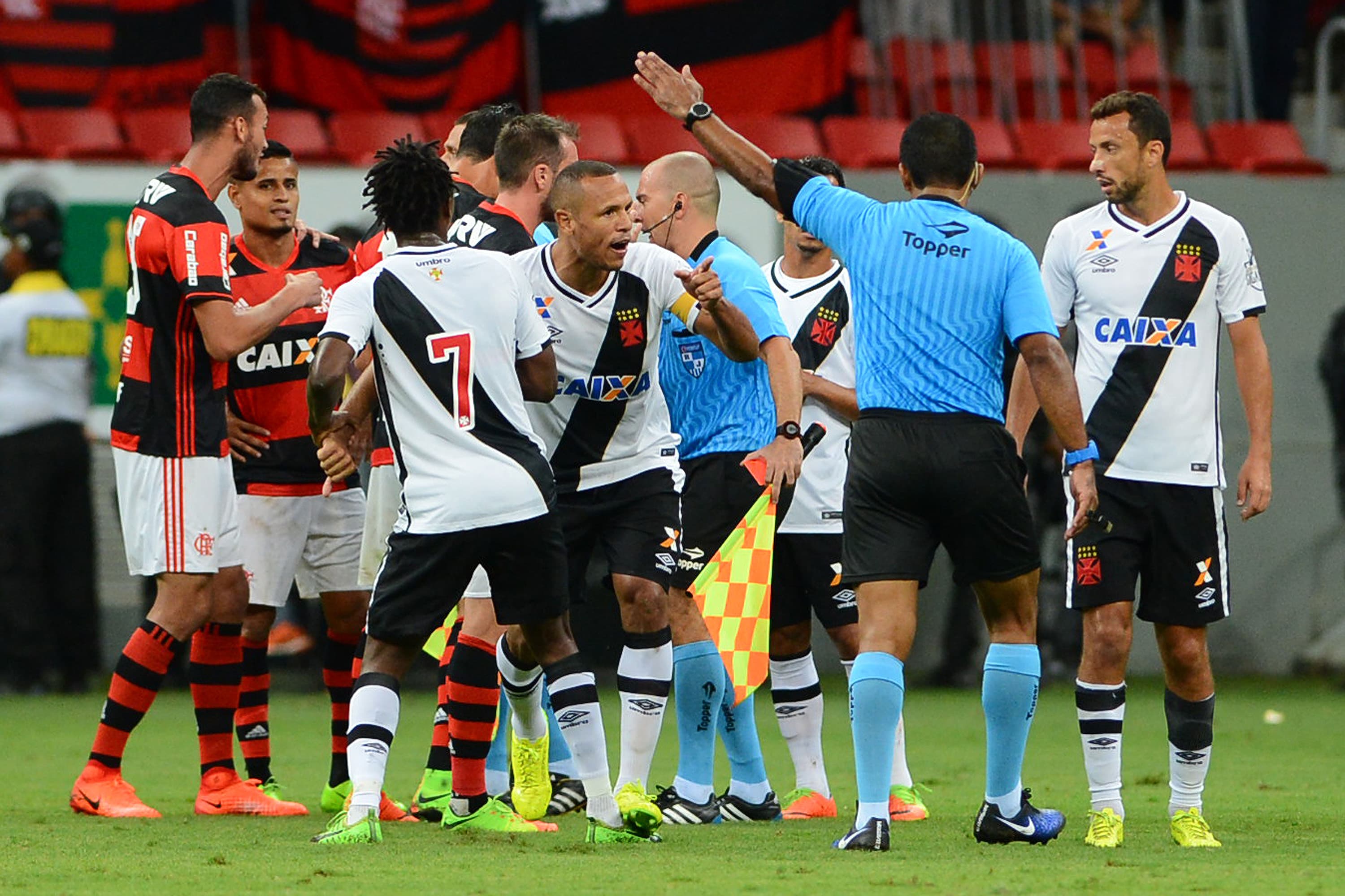 Luis Fabiano expulso na partida entre Flamengo e Vasco