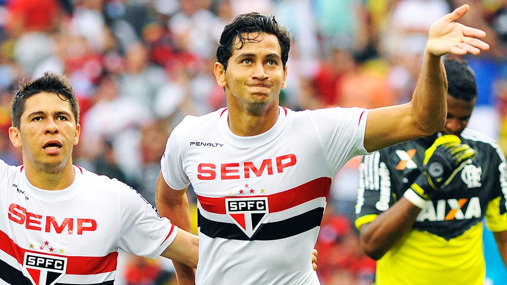 Ganso comemora gol contra o Flamengo, pelo Campeonato Brasileiro no Maracanã