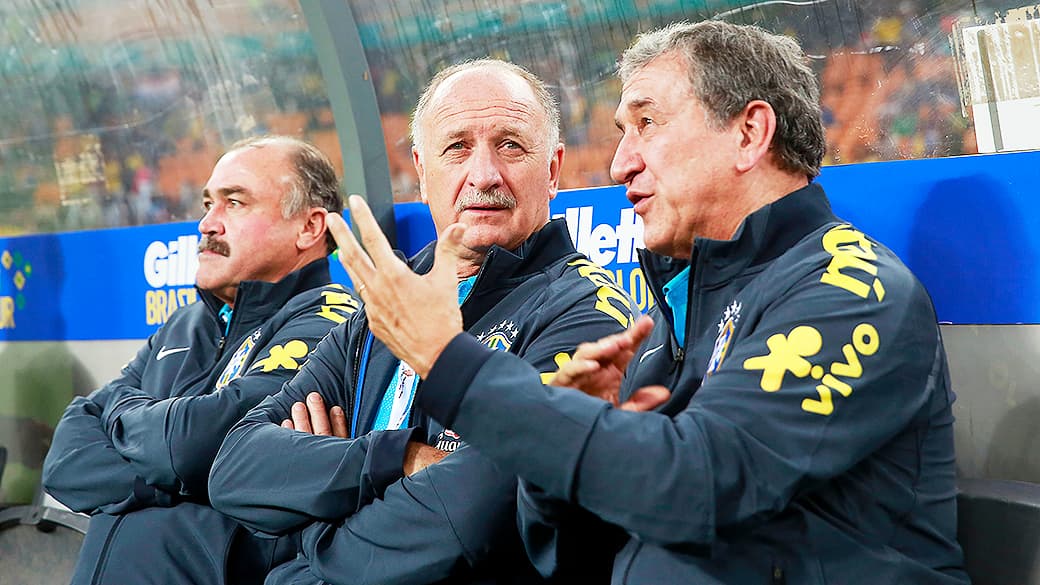 Felipão conversa com Parreira na vitória do Brasil sobre a África do Sul, em amistoso realizado no Estádio Soccer City, em Johannesburgo