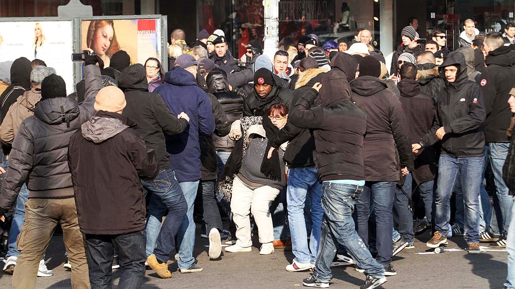 Em Milão, briga de torcedores antes da partida entre Ajax e Milan
