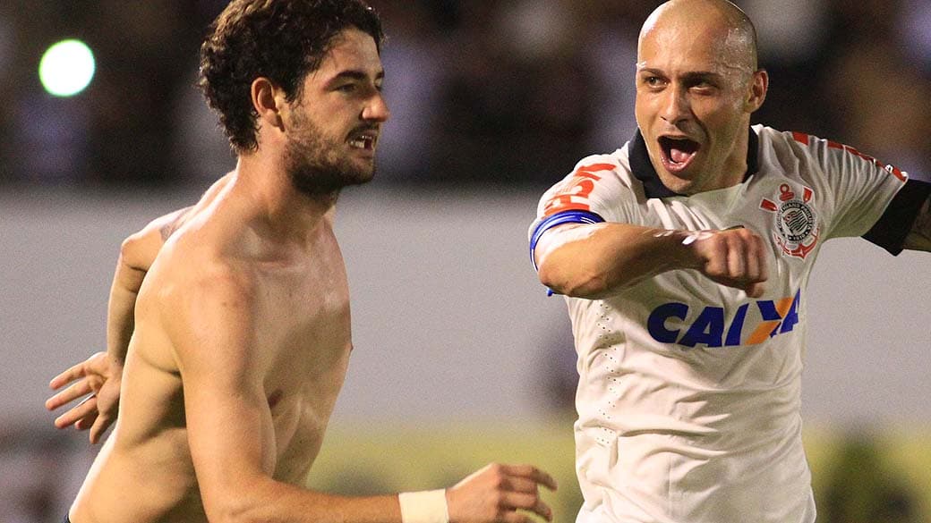 Alexandre Pato comemora com Alessandro o gol da vitória do Corinthians sobre o Fluminense por 1 a 0, em partida válida pelo Campeonato Brasileiro 2013, em Araraquara