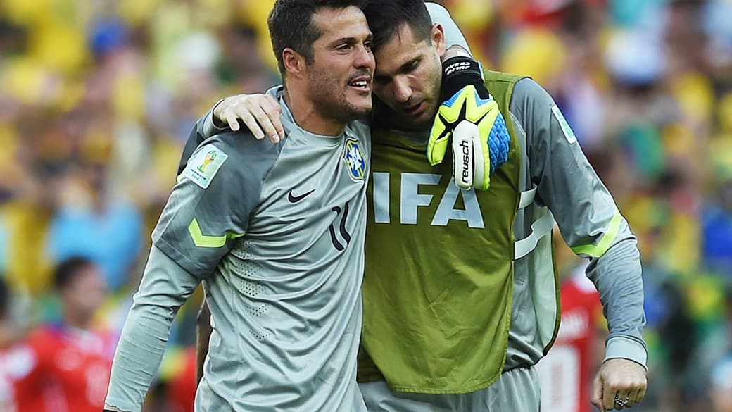 Julio Cesar e Victor após decisão contra o Chile, nas oitavas de final