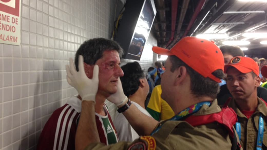 Torcedores ficaram feridos em briga no Maracanã neste sábado
