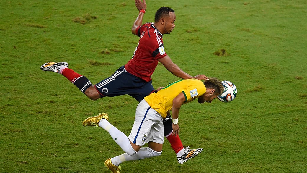 O colombiano Juan Zuñiga dá entrada dura e tira Neymar