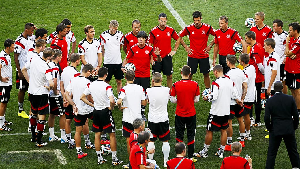 Técnico da Alemanha, Joachim Löw orienta os jogadores durante treino no Maracanã