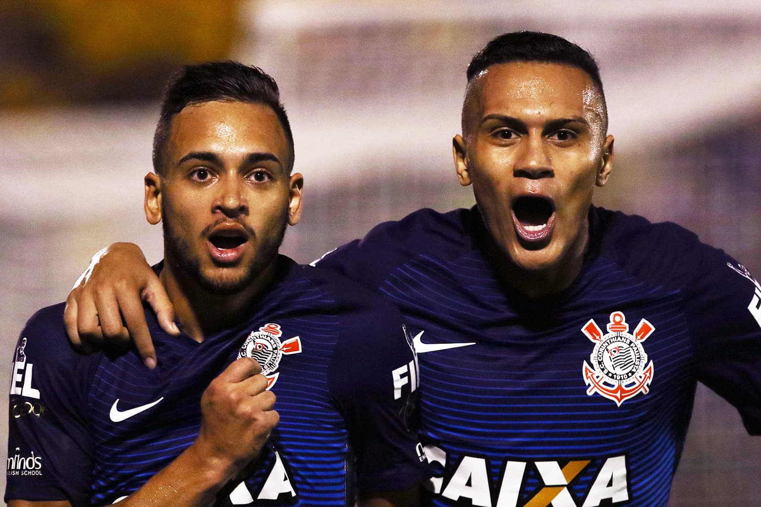 O jogador Maycon (esq) comemora após marcar gol durante partida entre Corinthians e Mirassol, válida pela sexta rodada do Campeonato Paulista, realizada no estádio José Maria de Campos Maia, em Mirassol - 25/02/2017