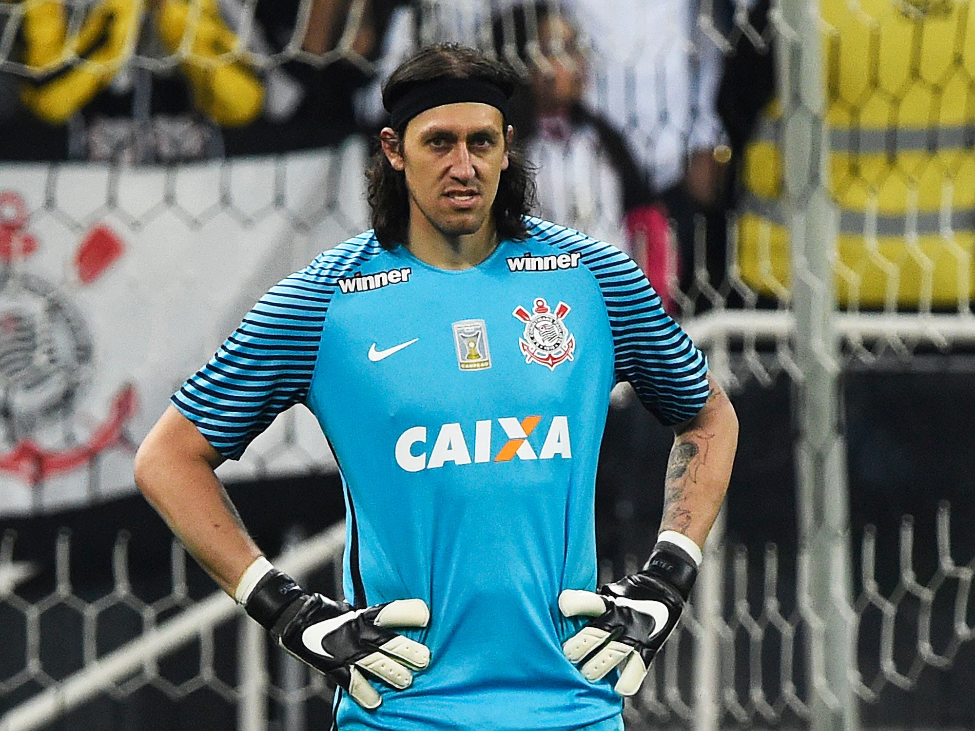 O goleiro Cássio, do Corinthians, sofre gol do Santa Cruz após erro na saída de bola