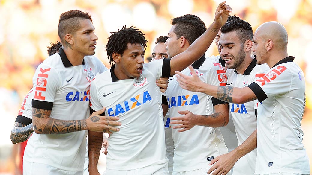 Romarinho festeja seu gol na goleada por 4 a 1 do Corinthians sobre o Sport pela sétima rodada do Campeonato Brasileiro na Ilha do Retiro em Recife