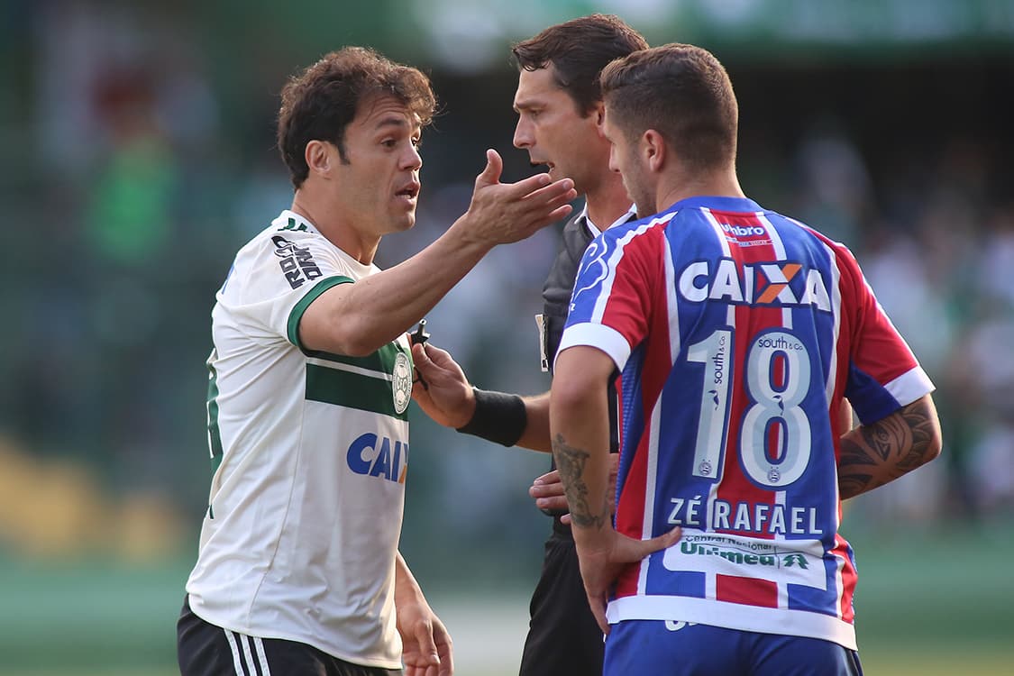 Kleber, do Coritiba, Zé Rafael, do Bahia, e o árbitro discutem durante partida válida pela 7ª rodada do Campeonato Brasileiro 2017, no Estádio Couto Pereira, em Curitiba