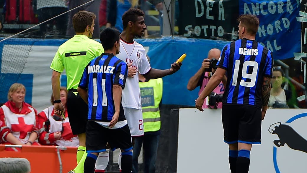 O Francês Kevin Constant, zagueiro do Milan, é alvo de racismo durante um jogo da Série A italiana na cidade de Bérgamo