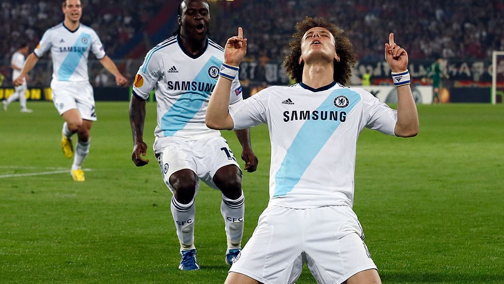 David Luiz comemora o gol da vitória do Chelsea sobre o Basel em partida válida pela semifinal da Liga Europa