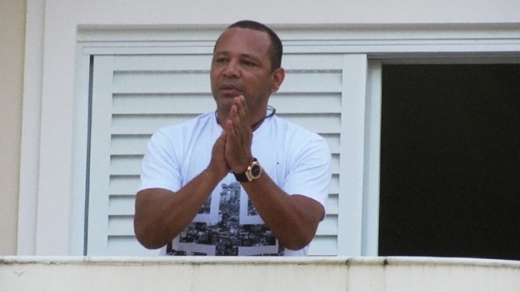 Pai do atacante Neymar, na sacada de sua casa no Guraujá