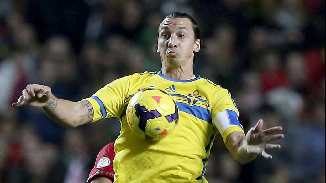 Jogador da Suécia, Ibrahimović, durante partida contra Portugal, pelas eliminatórias da Copa dao Mundo, em Lisboa