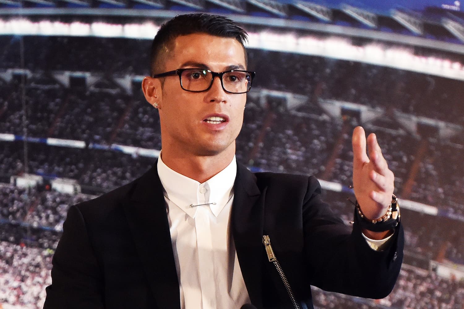 O jogador do Real Madrid, Cristiano Ronaldo, durante cerimônia de renovação de contrato com o clube espanhol no estádio Santiago Bernabeu, em Madri - 07/11/2016