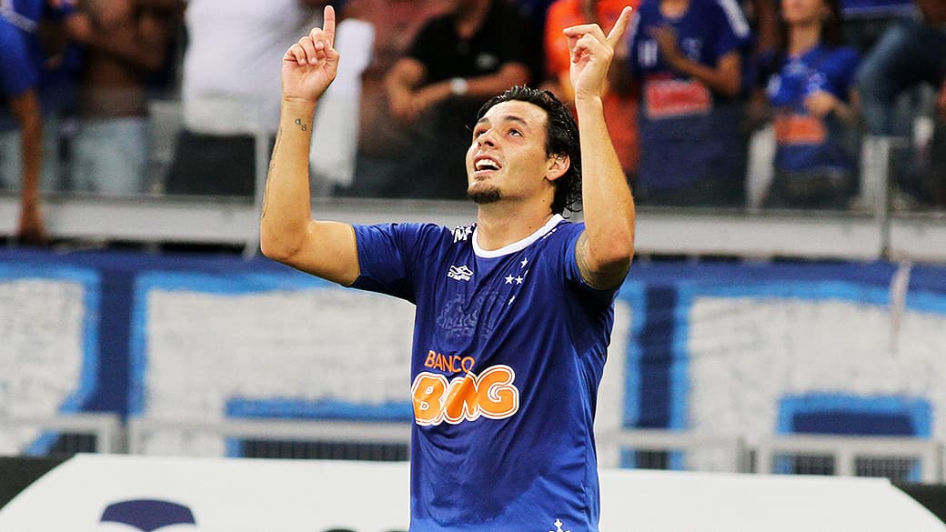 Ricardo Goulart fez três gols e foi o destaque da partida