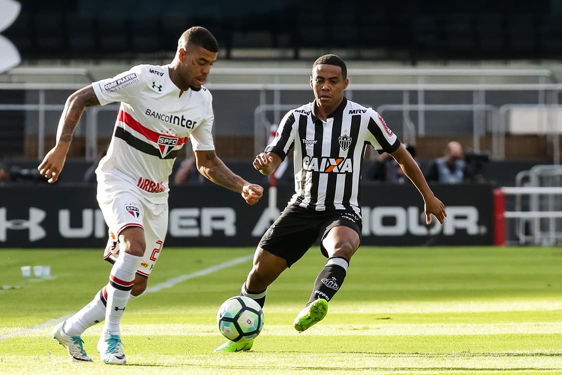 Junior Tavares do São Paulo e Elias, do Atlético-MG, durante a partida válida pelo Campeonato Brasileiro 2017, no Estádio Morumbi em São Paulo