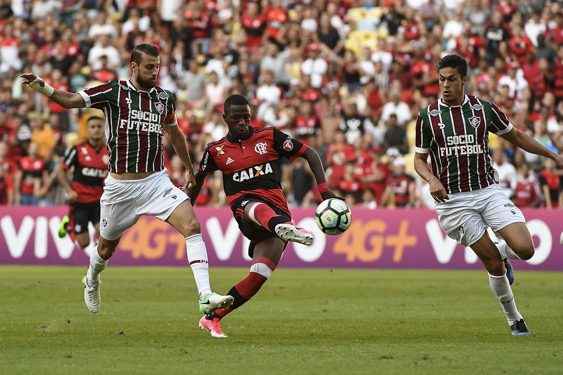 Henrique, Vinícius Júnior e Reginaldo disputam bola durante partida entre Flamengo e Fluminense, válida pelo Campeonato Brasileiro 2017