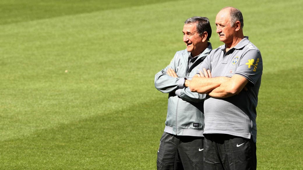 Felipão e Parreira durante o treino da seleção na Basileia, na Suiça