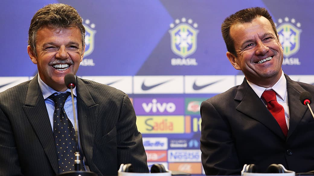 Gilmar Rinaldi, coordenador geral da CBF, anuncia 'Dunga' como o 'novo' técnico da seleção brasileira, durante uma coletiva de imprensa, no Rio de Janeiro
