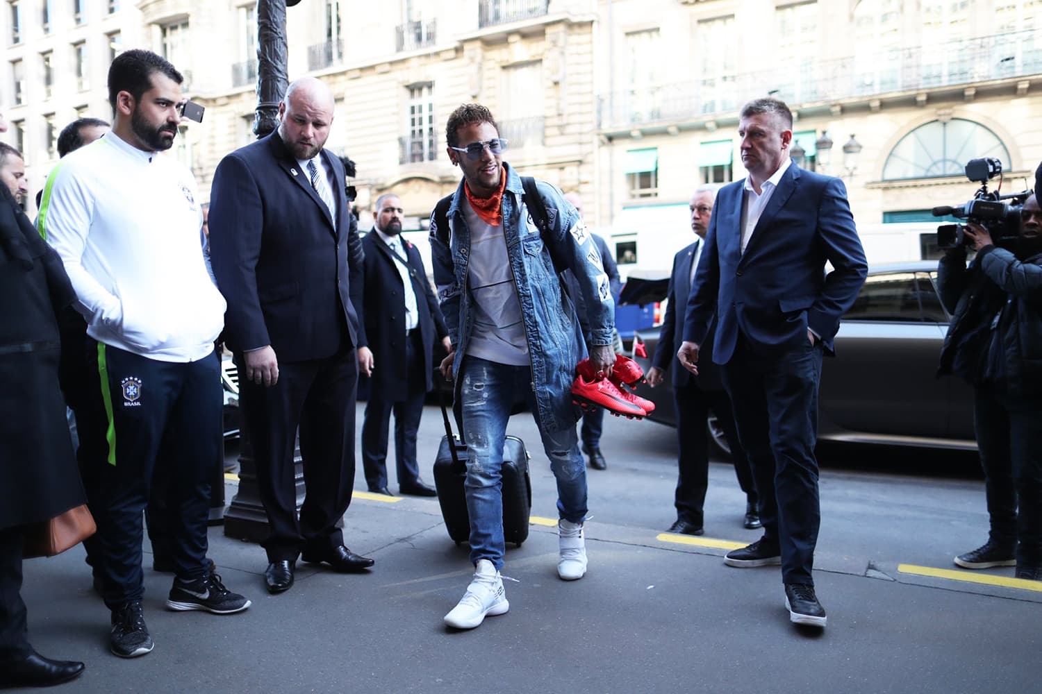 Neymar chega em Paris para treino da Seleção Brasileira