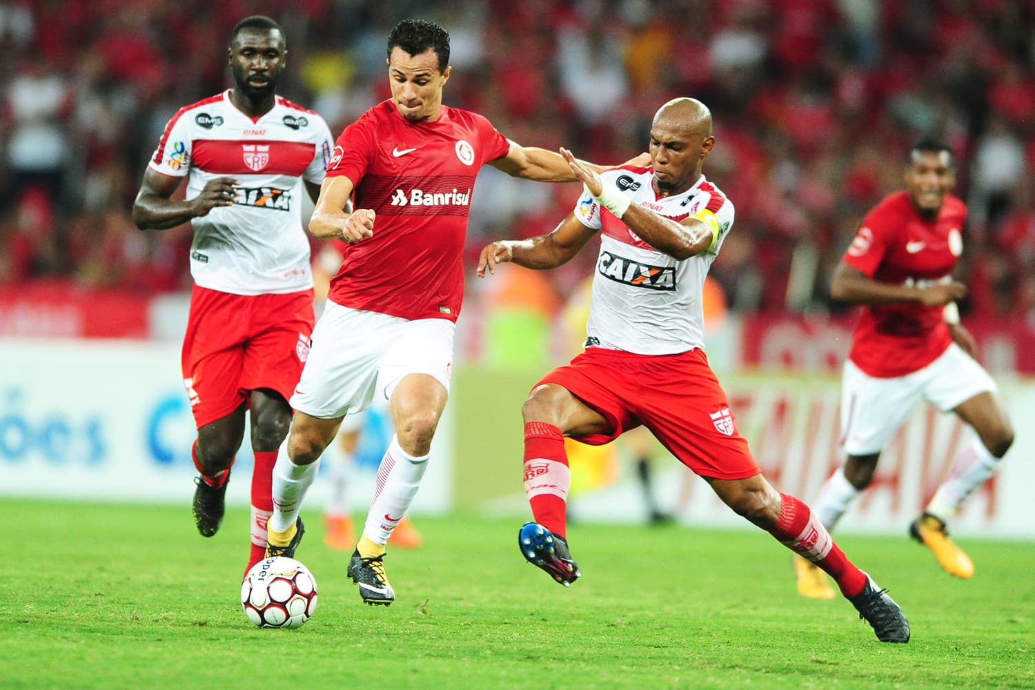 Leandro Damião mantém posse de bola durante partida entre Internacional e CRB, válida pela 33a rodada do Campeonato Brasileiro - Série B, realizada no Estádio Beira-Rio, em Porto Alegre (RS) - 03/11/2017