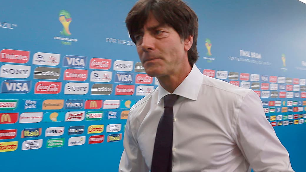 O técnico da Alemanha, Joachim Löw, chega para o sorteio dos grupos da Copa, na Bahia