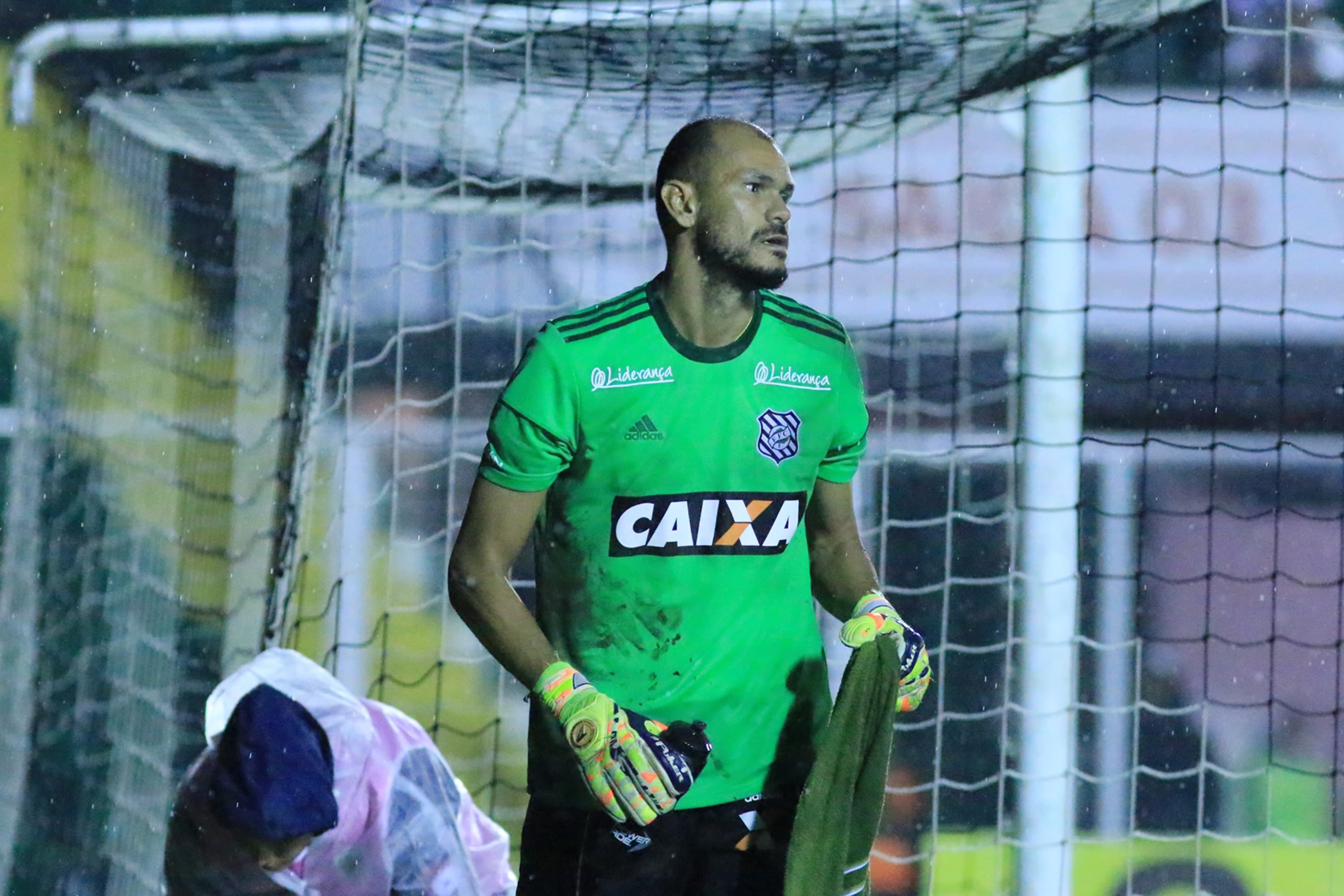 O goleiro Fábio com a camisa do Figueirense