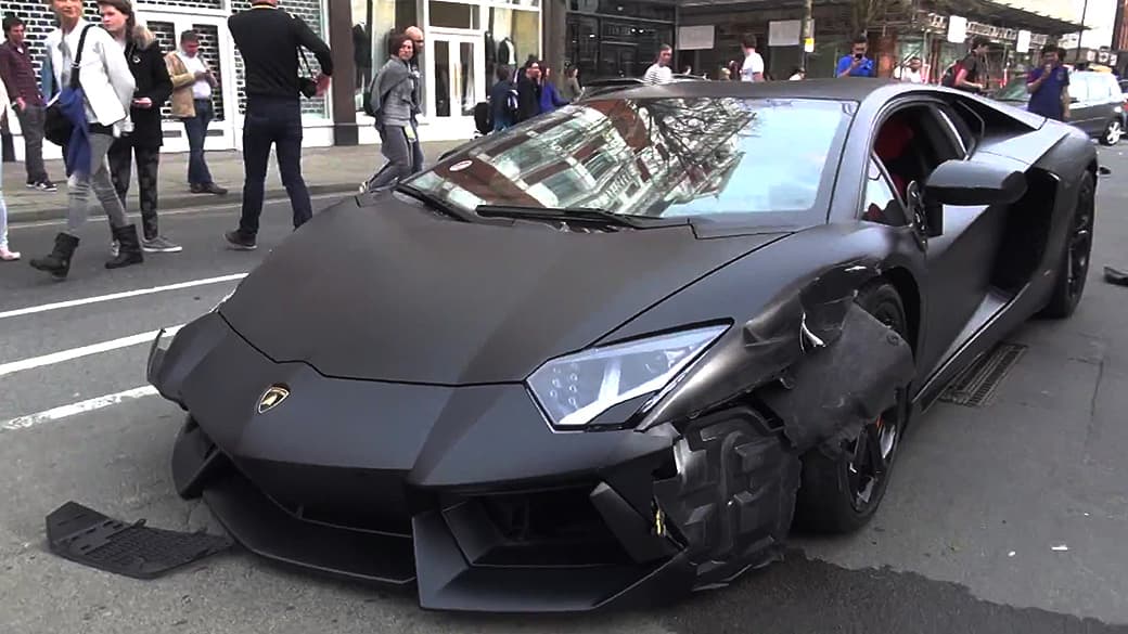Estrago no Lamborghini Aventador: motorista não conseguiu controlar o esportivo