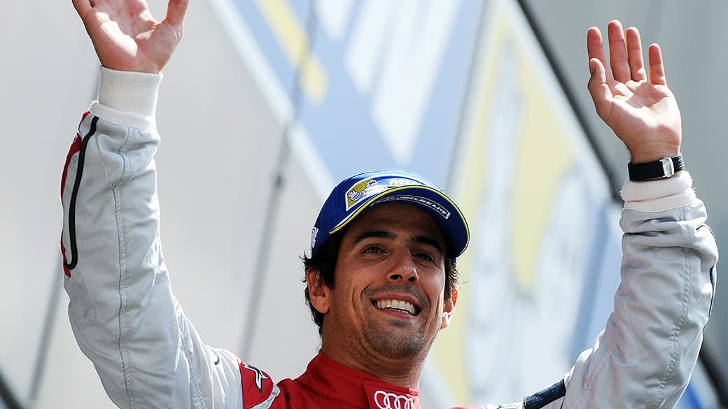 O piloto brasileiro Lucas Di Grassi comemora o segundo lugar nas 24 Horas de Le Mans, na França